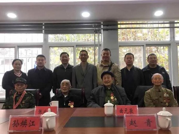 邵總作為江蘇商會常務副會長與大港街道辦事處共建看望抗美援朝老兵